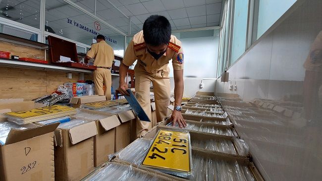 Cận kề thời hạn đổi biển số vàng: TPHCM còn hơn 50.000 xe chưa chuyển đổi