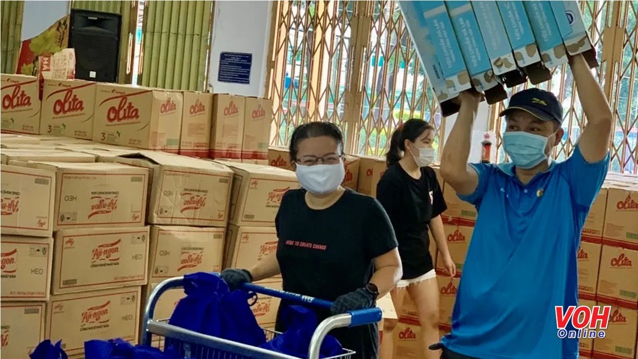 Liên đoàn lao động TPHCM đã đóng gói hơn 100.000 túi an sinh hỗ trợ người dân