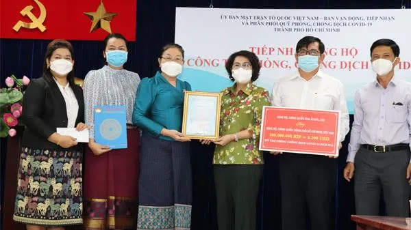 Tổng lãnh sự quán Lào ủng hộ kinh phí cho TPHCM chống dịch