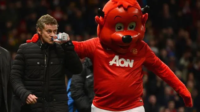 HLV Koeman chính thức bị Barca sa thải - MU cho HLV Solskjaer thêm cơ hội