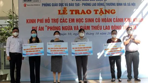 Quận 10 trao tặng kinh phí hỗ trợ các em học sinh có hoàn cảnh khó khăn