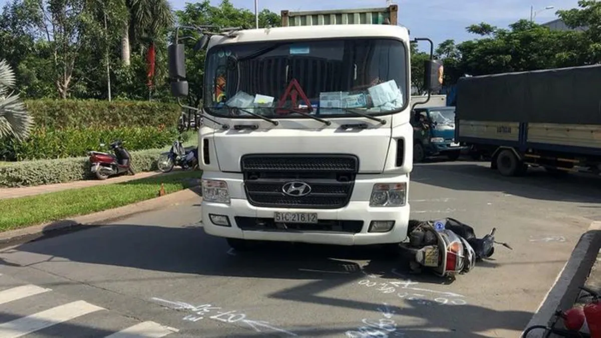 Tin tức tai nạn giao thông hôm nay 29/10/2021: Người phụ nữ tử vong dưới gầm xe container