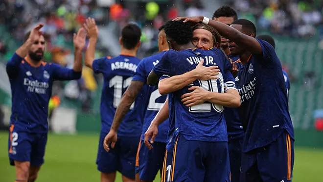 Giành chiến thắng trước Elche, Real Madrid tạm chiếm đỉnh bảng La Liga