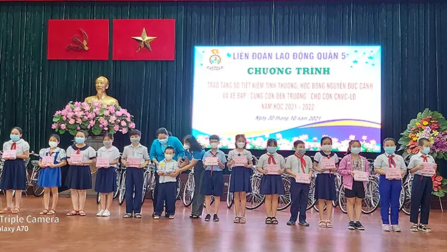 Liên đoàn lao động quận 5 tặng học bổng cho sinh viên, học sinh có hoàn cảnh khó khăn