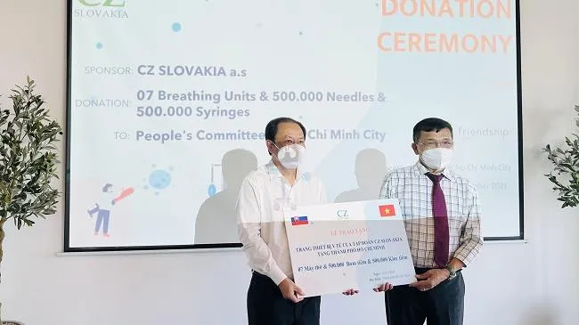 Hội  Hữu Nghị Việt Nam – Slovakia tiếp nhận trao tặng TPHCM 7 máy thở