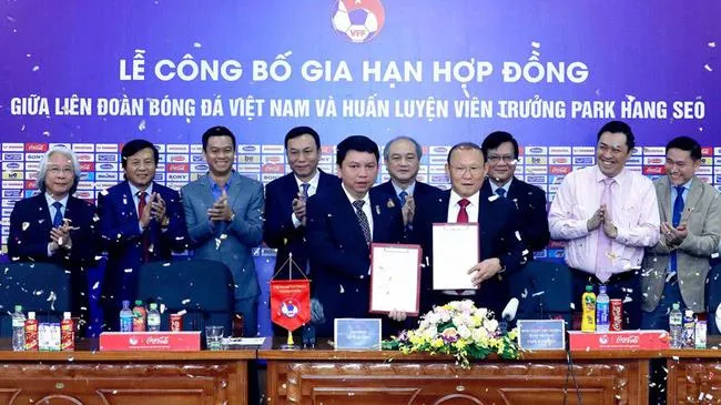 HLV Park Hang-seo tiếp tục gia hạn hợp đồng với VFF
