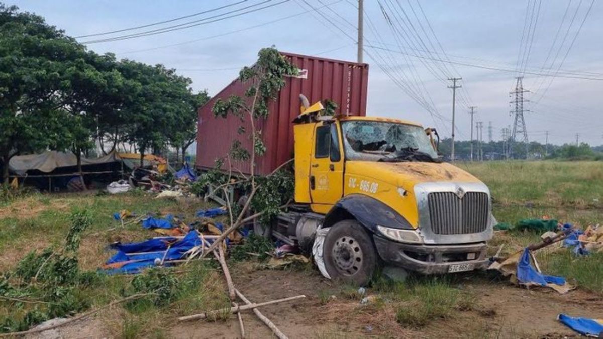 Tin tức tai nạn giao thông hôm nay 11/11/2021: Container tông nát quán nước, 2 người thương vong