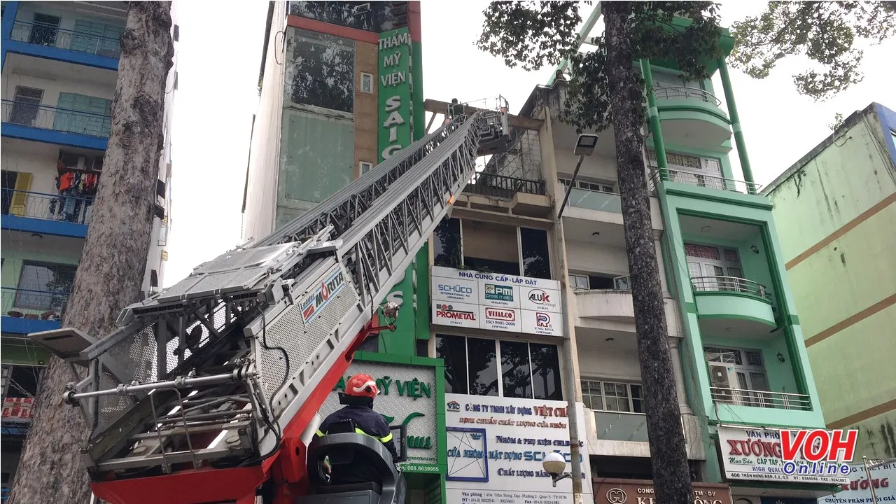 TPHCM: Giải cứu 8 người thoát khỏi căn nhà cháy trên đường Trần Hưng Đạo