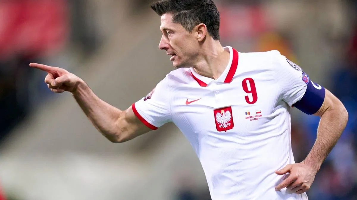 Lewandowski cán mốc 62 bàn trong năm 2021 - Cầu thủ Andorra nhận thẻ đỏ chỉ sau 10 giây