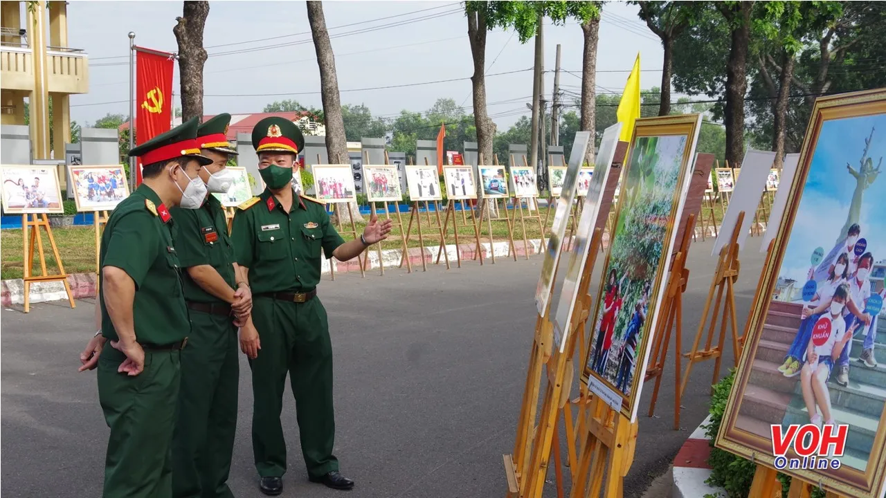 Khai mạc triển lãm ảnh về chủ đề gia đình và đường Hồ Chí Minh trên biển