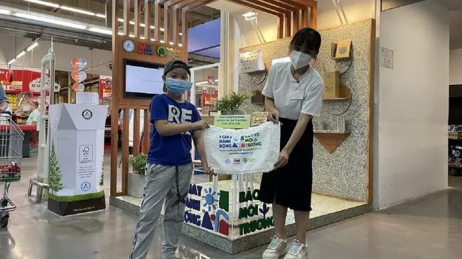 Tái khởi động chương trình thu gom vỏ hộp giấy tại các siêu thị ở TPHCM và Hà Nội