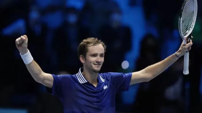 ATP Finals 2021: Nhọc nhằn hạ Zverev, Medvedev vào bán kết