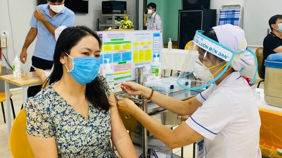 Đừng chủ quan dù đã tiêm đủ 2 mũi vắc xin Covid-19