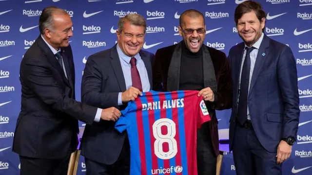 Tin tức Barcelona 19/11: Dani Alves lập kỷ lục tại La Liga