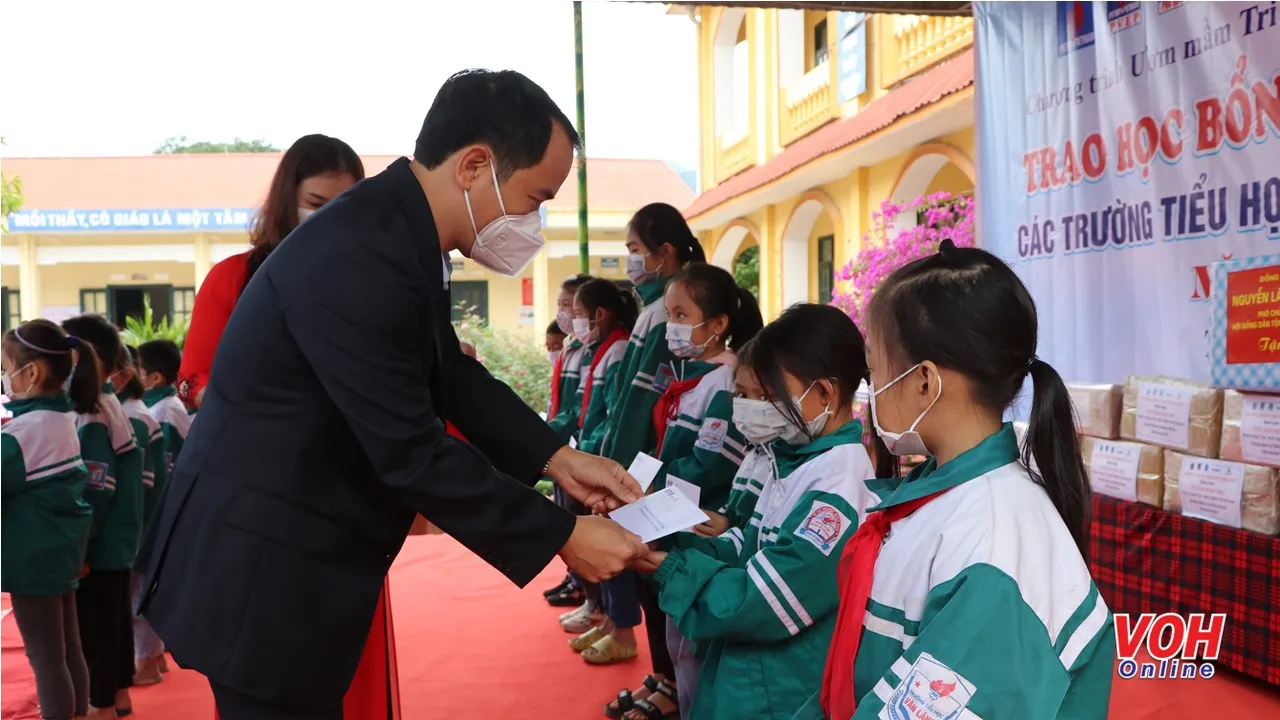 Hơn 1 tỷ đồng trao tặng học bổng, tủ sách cho trường học khó khăn ở Thái Nguyên và Lạng Sơn