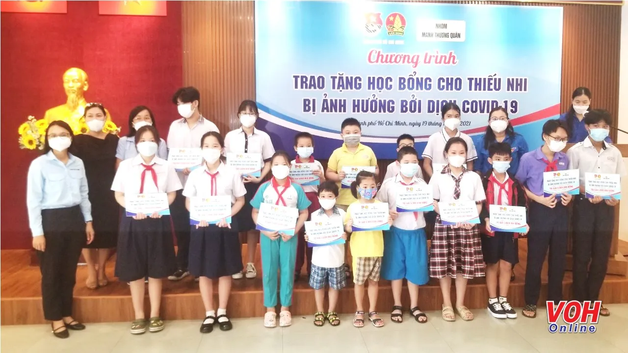 Trao tặng học bổng cho thiếu nhi bị ảnh hưởng bởi dịch Covid-19