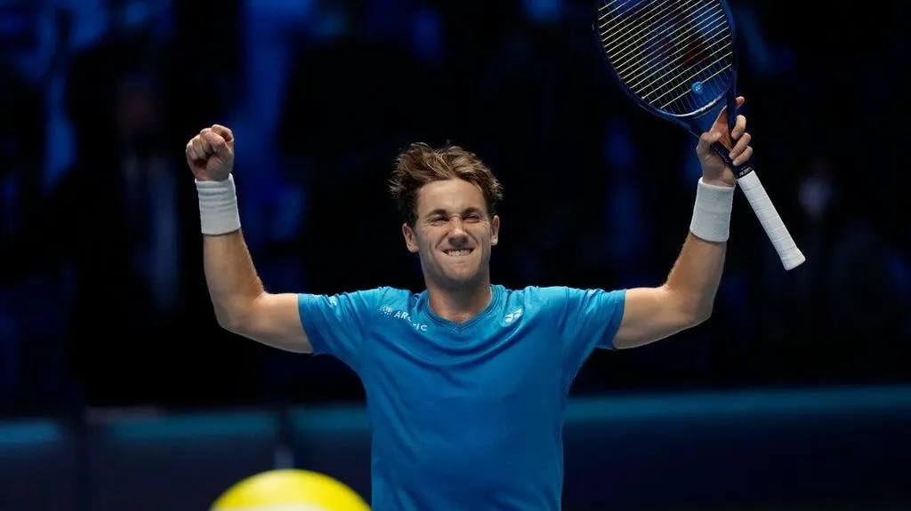 ATP Finals 2021: Ruud vào bán kết gặp Medvedev