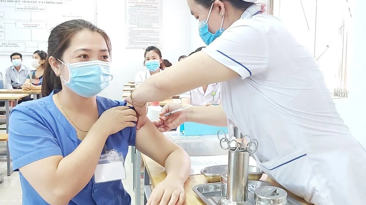 Tin tức Covid-19 chiều 20/11: Hơn 53% người trên 18 tuổi tiêm đủ 2 liều vaccine