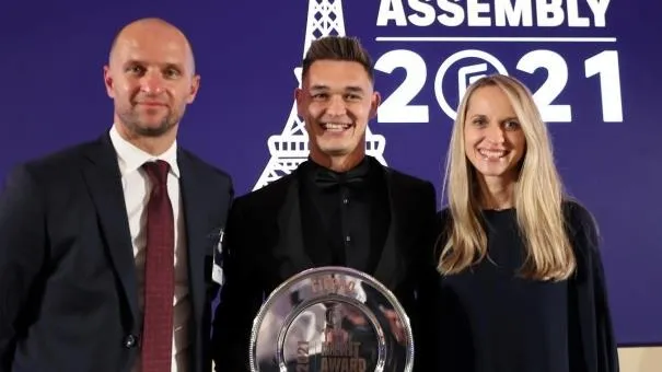 Patrik Lê Giang nhận giải thưởng của FIFPRO