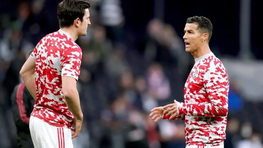 Ronaldo sẽ thay Maguire giữ băng đội trưởng MU? - CR7 tiến cử HLV Enrique