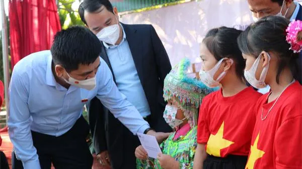 Món quà nghĩa tình gieo chữ trên non cao