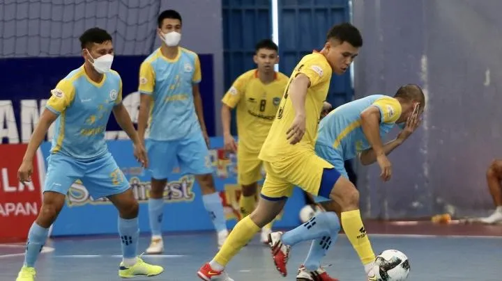 Giải Futsal VĐQG 2021: Sanvinest Khánh Hòa đeo khẩu trang đấu Sahako