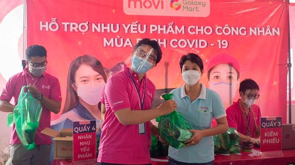 Tặng 2000 suất nhu yếu phẩm cho công nhân