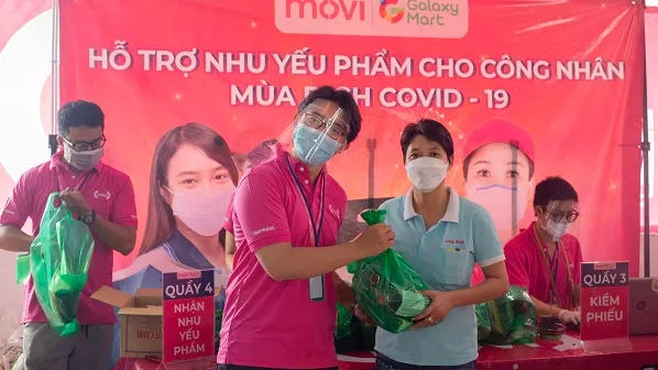 Tặng 2000 suất nhu yếu phẩm cho công nhân