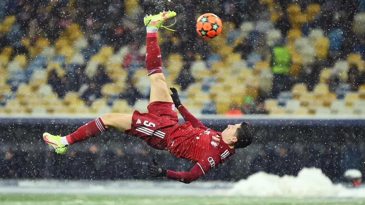 Lewandowski sắp phá cột mốc của Ronaldo - Benzema bị phạt tù treo
