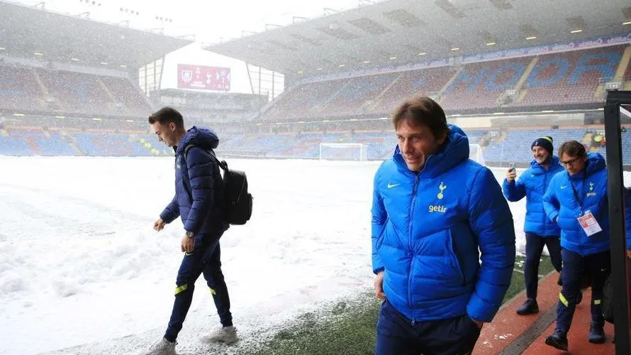 Ngoại hạng Anh: Tuyết rơi dầy đặt, trận đấu của Tottenham bị hoãn