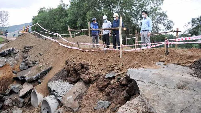 Mưa lũ các tỉnh miền Trung làm 18 người chết và mất tích