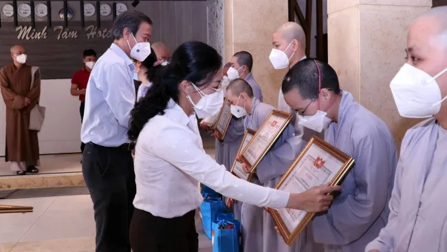 Tri ân tình nguyện viên tôn giáo hoàn thành nhiệm vụ hỗ trợ tuyến đầu chống dịch