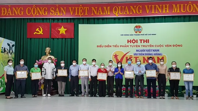 Nâng cao nhận thức của cán bộ, hội viên, nông dân trong việc sử dụng hàng Việt