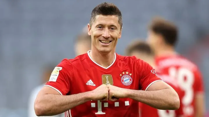 Bundesliga: Lewandowski được tặng quả bóng làm bằng muối