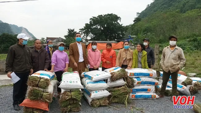 Gần 700 triệu đồng trao tặng bà con vùng lũ và ủng hộ phòng chống Covid-19 cho các tỉnh miiền Trung