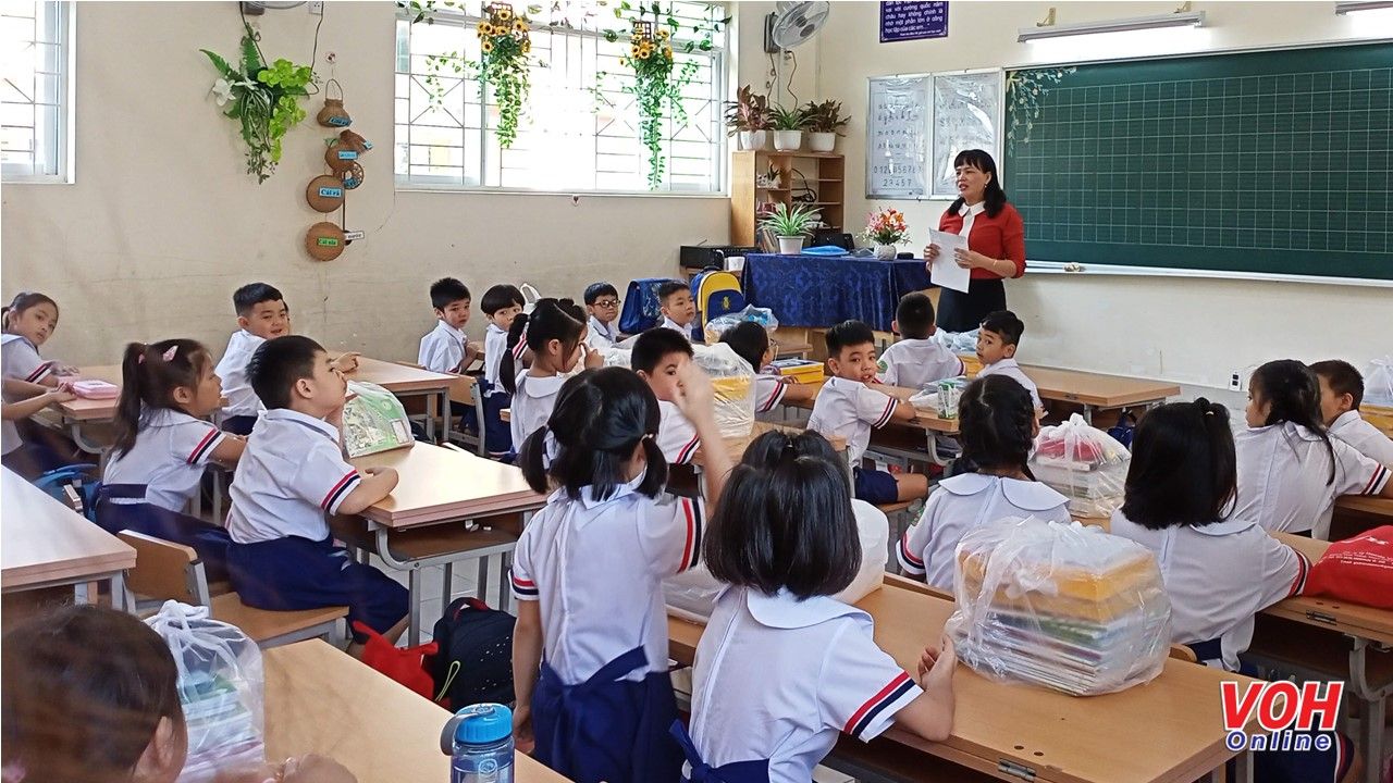 Từ ngày 13/12, ngoài học trực tiếp, TPHCM vẫn duy trì học trực tuyến, truyền hình
