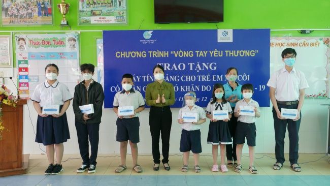 Tặng 41 máy tính bảng cho trẻ mồ côi làm phương tiện học tập online