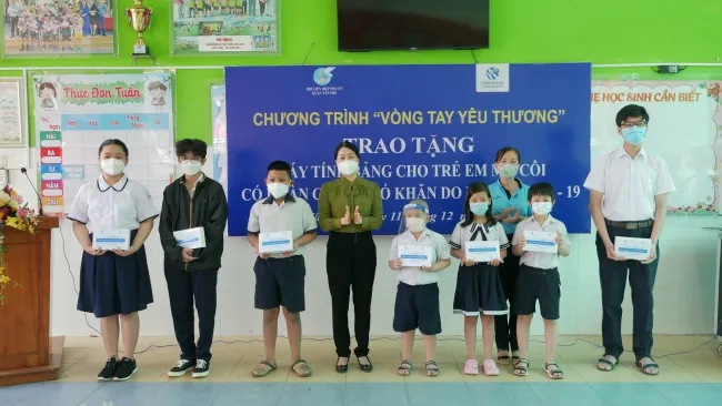 Tặng 41 máy tính bảng cho trẻ mồ côi làm phương tiện học tập online