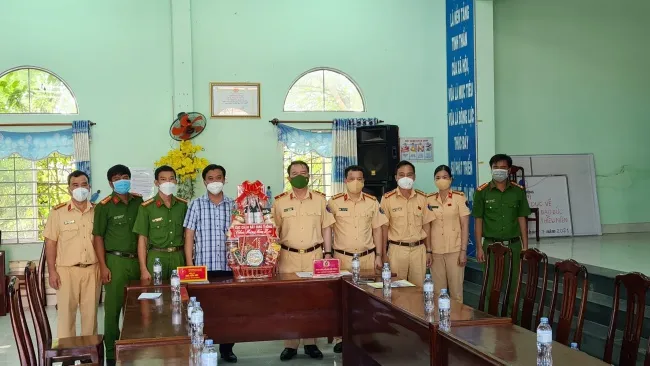 Cục CSGT thăm, động viên Công an xã Bình Hiệp tỉnh Long An