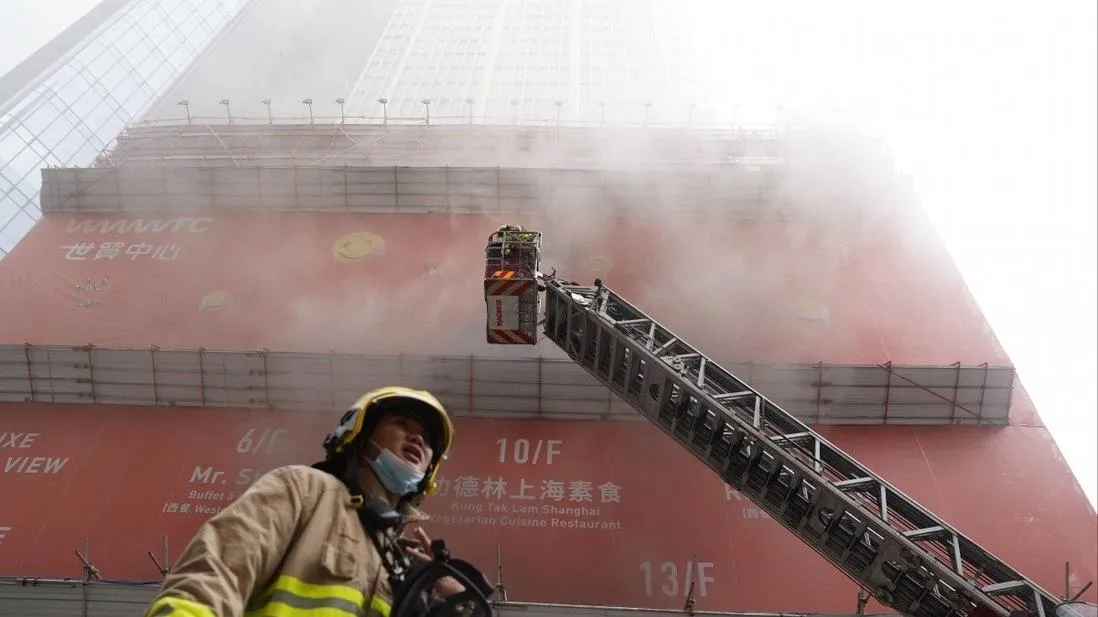 Hong Kong: Hàng trăm người mắc kẹt trong đám cháy tại trung tâm thương mại cao 38 tầng