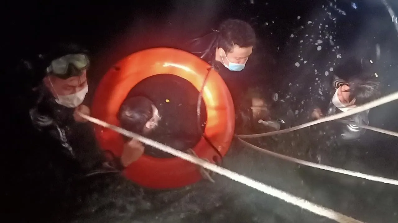Lực lượng cứu hộ, trắng đêm lặn kênh Lò Gốm tìm nạn nhân nhảy cầu