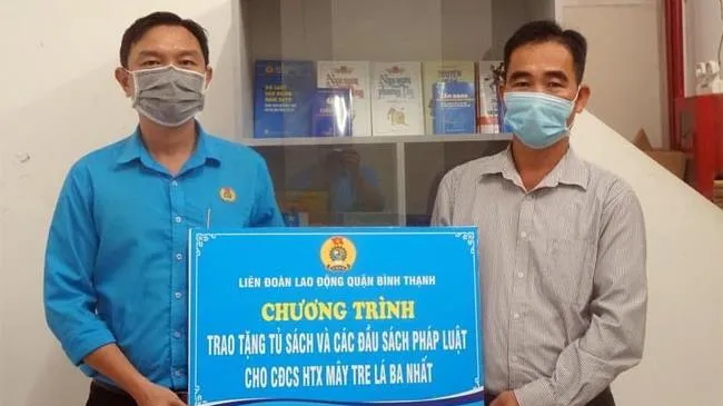 Trao tặng “Tủ sách pháp luật” cho công nhân lao động