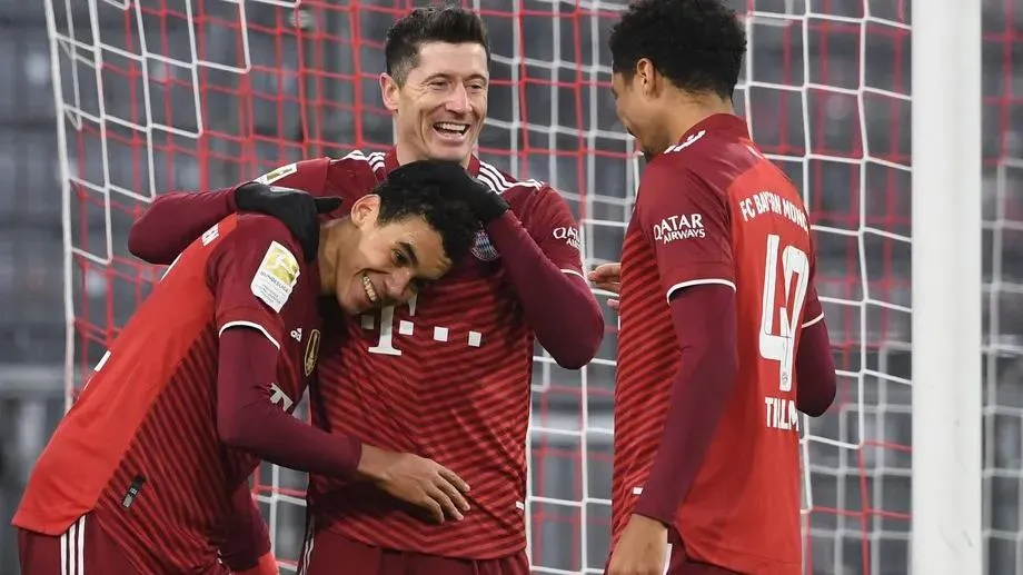 Kết quả Bundesliga 18/12: Bayern Munich vô địch lượt đi