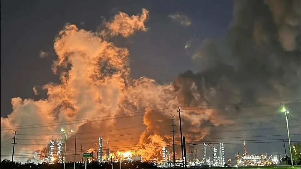 Mỹ: Cháy lớn tại nhà máy lọc hóa dầu của Exxon Mobil