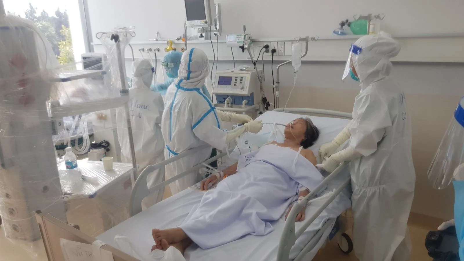 Sáng 24/12: Cả nước có gần 7.500 ca Covid-19 nặng