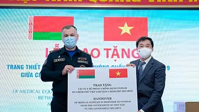 Trao tặng thiết bị y tế phòng chống dịch COVID-19 giữa Việt Nam và Belarus