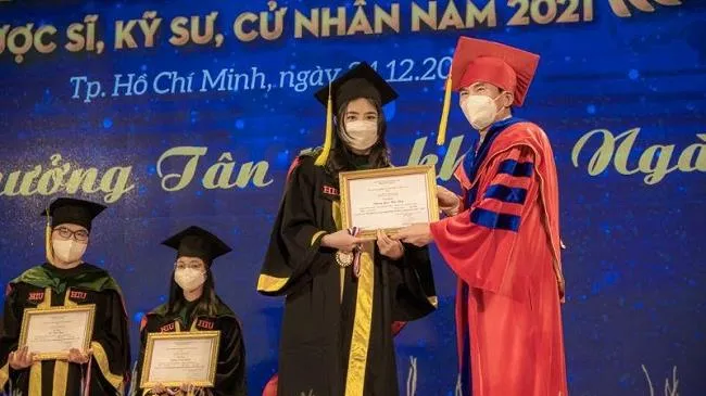 Đại học Quốc tế Hồng Bàng trao bằng tốt nghiệp năm học 2020 – 2021 cho các tân khoa
