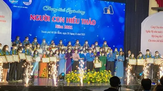 Tuyên dương 48 gương người con hiếu thảo năm 2021