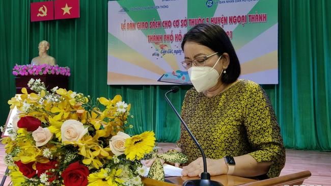 Bàn giao 8000 quyển sách cho cơ sở thuộc 5 huyện ngoại thành Thành phố
