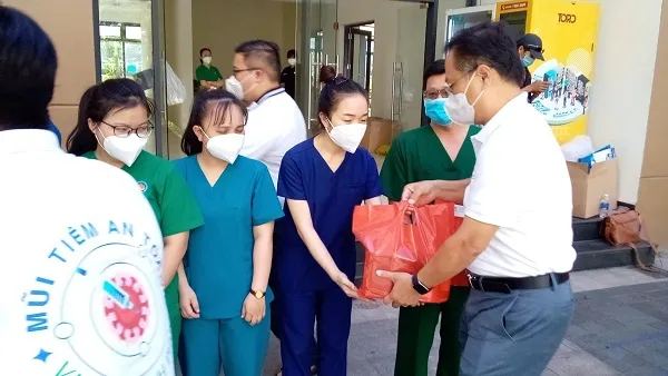 Doanh nghiệp chung tay mừng năm mới với y bác sĩ tuyến đầu